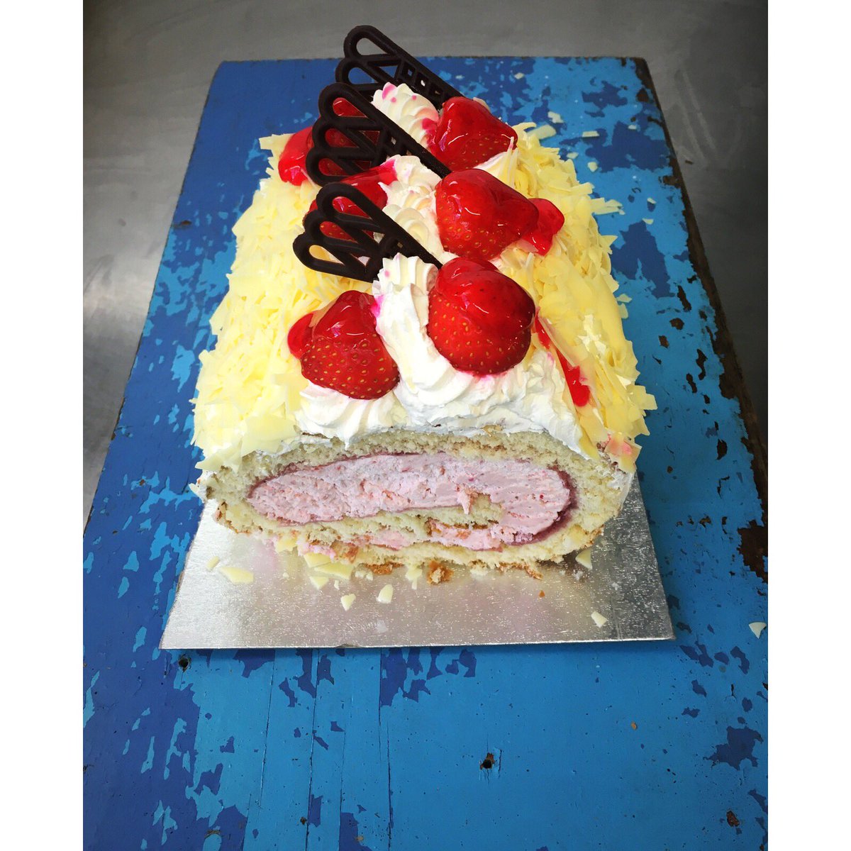 mazp98's tweet image. Fresh cream and strawberry log yummy 😋, orders now been taken for Xmas delivery 😍#bakingmadeeasy #bakingvideo #glasgowlife #cakes #food #glasgow #glasgowlife #scotland #foodporn #photo #christmas