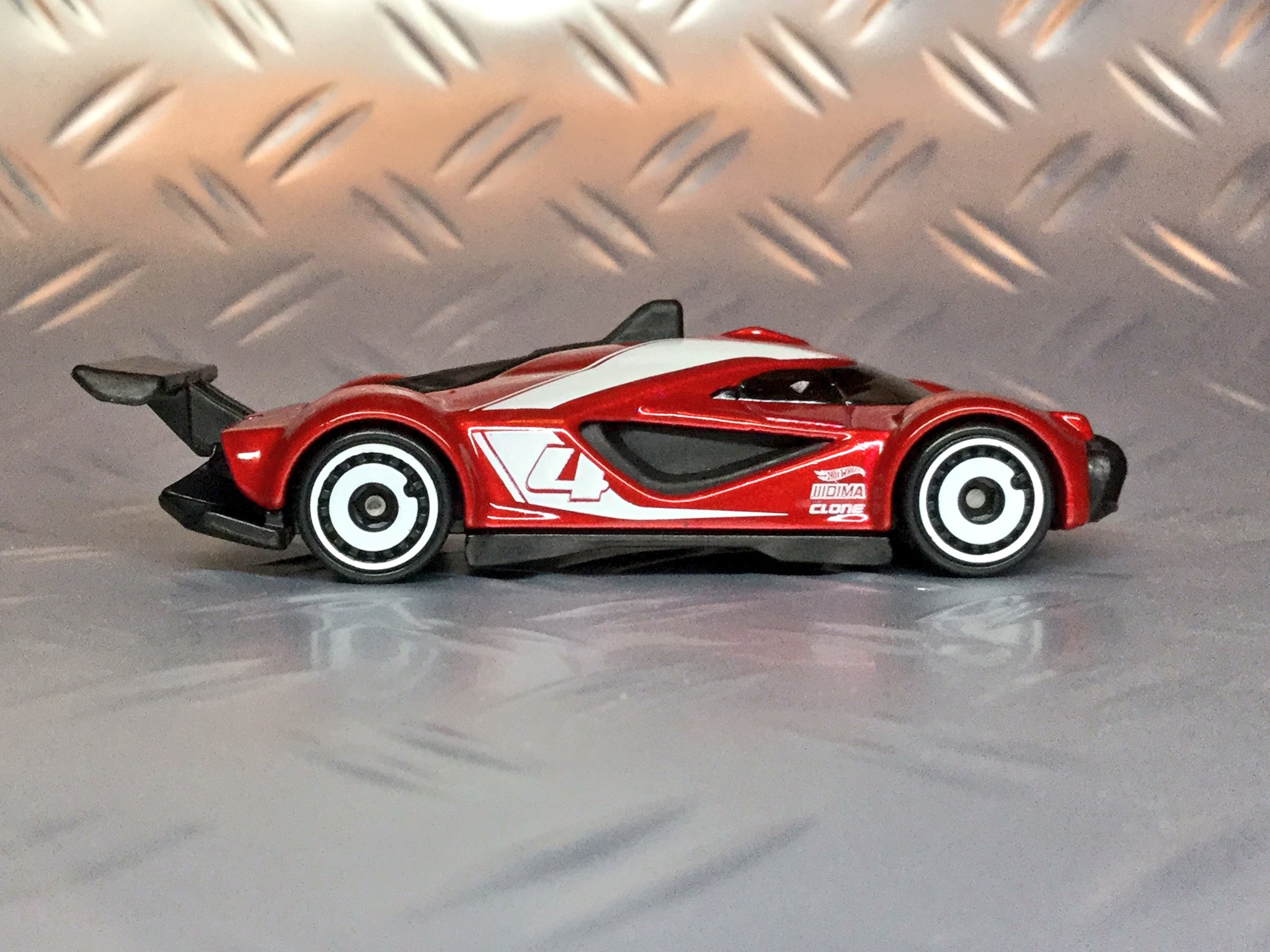 ゲスヤバオ Hotwheels Mach Speeder 今年のニューモデルでツインターボv6とモーターを積んだハイブリッドマシン うねるボディラインと艶やかなレッドカラーがマツダ風籟っぽいような 特徴的なエアインテークは人を選びそうだが 最近のランボルギーニとか