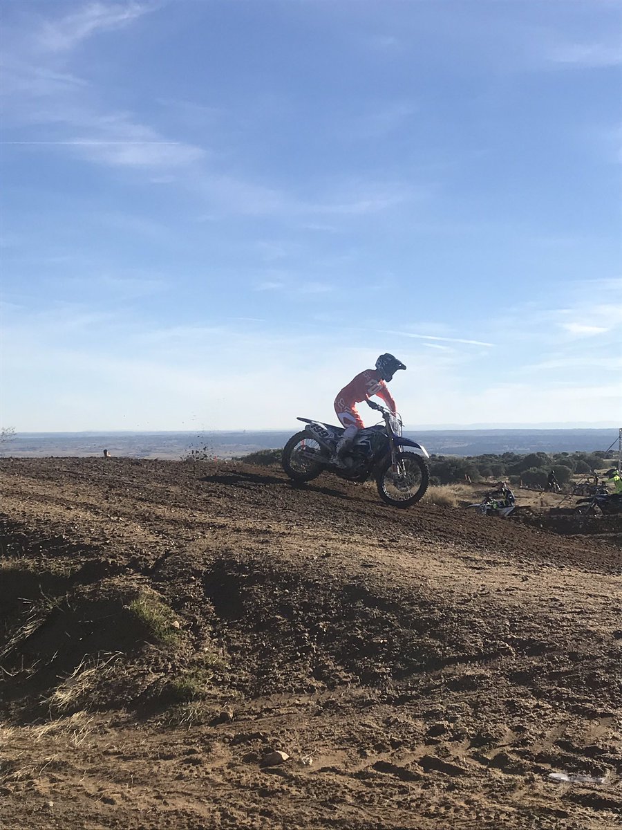 minimoteros's tweet image. #miniTips Observa cuáles son las posturas correctas, cómo toman las curvas los pilotos profesionales. De esta manera, si luego lo comparas con tu propio pilotaje, sabrás bien dónde estás fallando y podrás atacar directamente al núcleo del problema.#soyminimotero