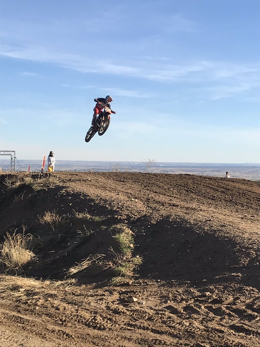 minimoteros's tweet image. #miniTips Observa cuáles son las posturas correctas, cómo toman las curvas los pilotos profesionales. De esta manera, si luego lo comparas con tu propio pilotaje, sabrás bien dónde estás fallando y podrás atacar directamente al núcleo del problema.#soyminimotero