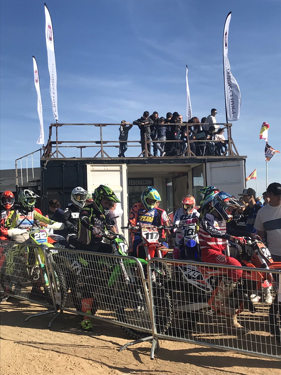 minimoteros's tweet image. #miniTips Observa cuáles son las posturas correctas, cómo toman las curvas los pilotos profesionales. De esta manera, si luego lo comparas con tu propio pilotaje, sabrás bien dónde estás fallando y podrás atacar directamente al núcleo del problema.#soyminimotero