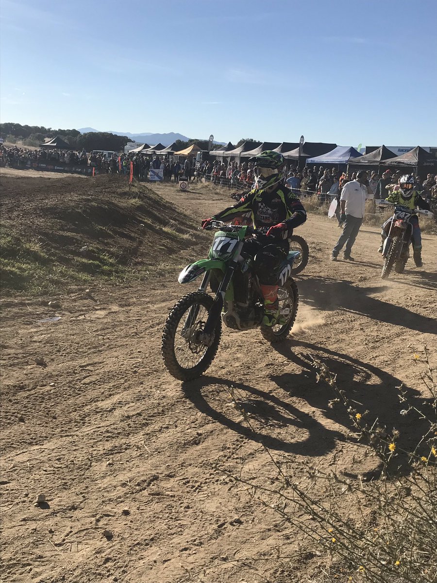 minimoteros's tweet image. #miniTips Observa cuáles son las posturas correctas, cómo toman las curvas los pilotos profesionales. De esta manera, si luego lo comparas con tu propio pilotaje, sabrás bien dónde estás fallando y podrás atacar directamente al núcleo del problema.#soyminimotero