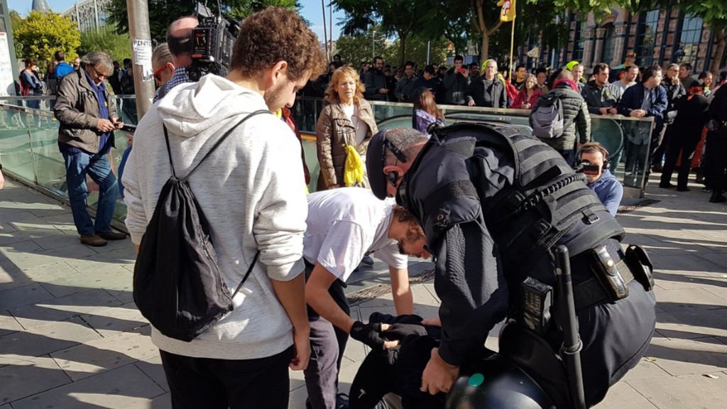 btvnoticies's tweet photo. Alta presència policial al voltant de l'Arc de Triomf. El @CDRCatOficial denuncia identificacions i que els mossos els hi estan requisant pancartes i dessuadores amb lemes reivindicatius 📱 @lluiscruz https://t.co/oelneXxIWp https://t.co/4G9nGeypKg