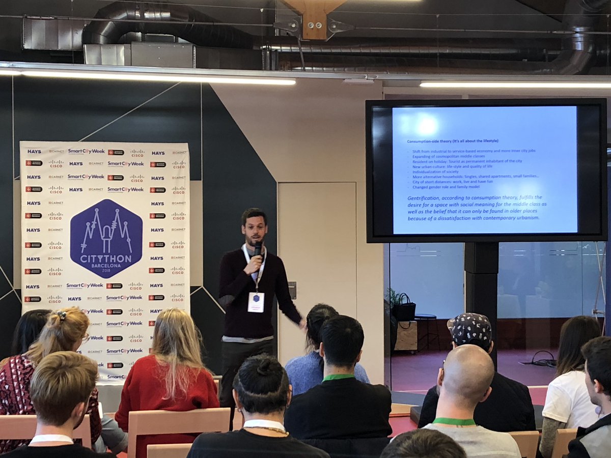 carnetBCN's tweet photo. El turno de Lorenzo Kárász, hablando sobre la complicada tarea de predecir las causas que impulsan la #gentrificación 🔸 #Citython #hackathon #SmartCityWeek https://t.co/lg6Pjhzhn2