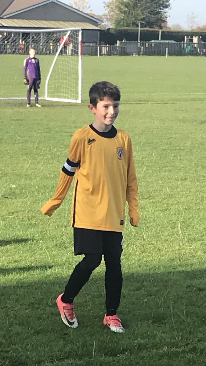 wynne7michelle's tweet photo. Ethan leading his team as captain in the semi final (which they won) & paying their respects in a minutes silence #finalnextweek #proud @BoothferryPS @ChipperfieldYr4 @MrSibs @MrCapewell77 https://t.co/9VpDMsF2hI