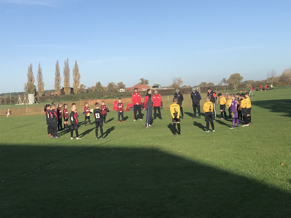 wynne7michelle's tweet photo. Ethan leading his team as captain in the semi final (which they won) & paying their respects in a minutes silence #finalnextweek #proud @BoothferryPS @ChipperfieldYr4 @MrSibs @MrCapewell77 https://t.co/9VpDMsF2hI