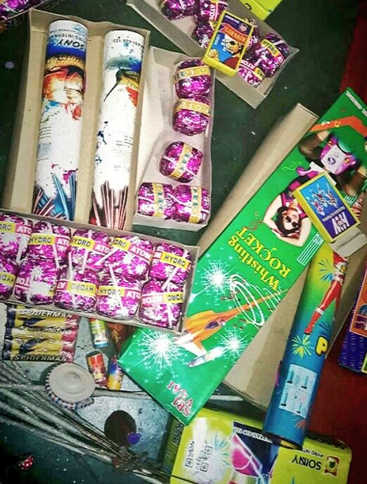 Peeyushh13's tweet photo. Happy diwalii to alll twiiterr guyss ..a veryy happy and safe also a massive happy diwalli wishing to all ...💥💥💣#diwali2k18 #Diwali #Diwali2018  #happy #enjoyfull  #diwaliispecial #diwalivibes https://t.co/ECF8i4DOPl