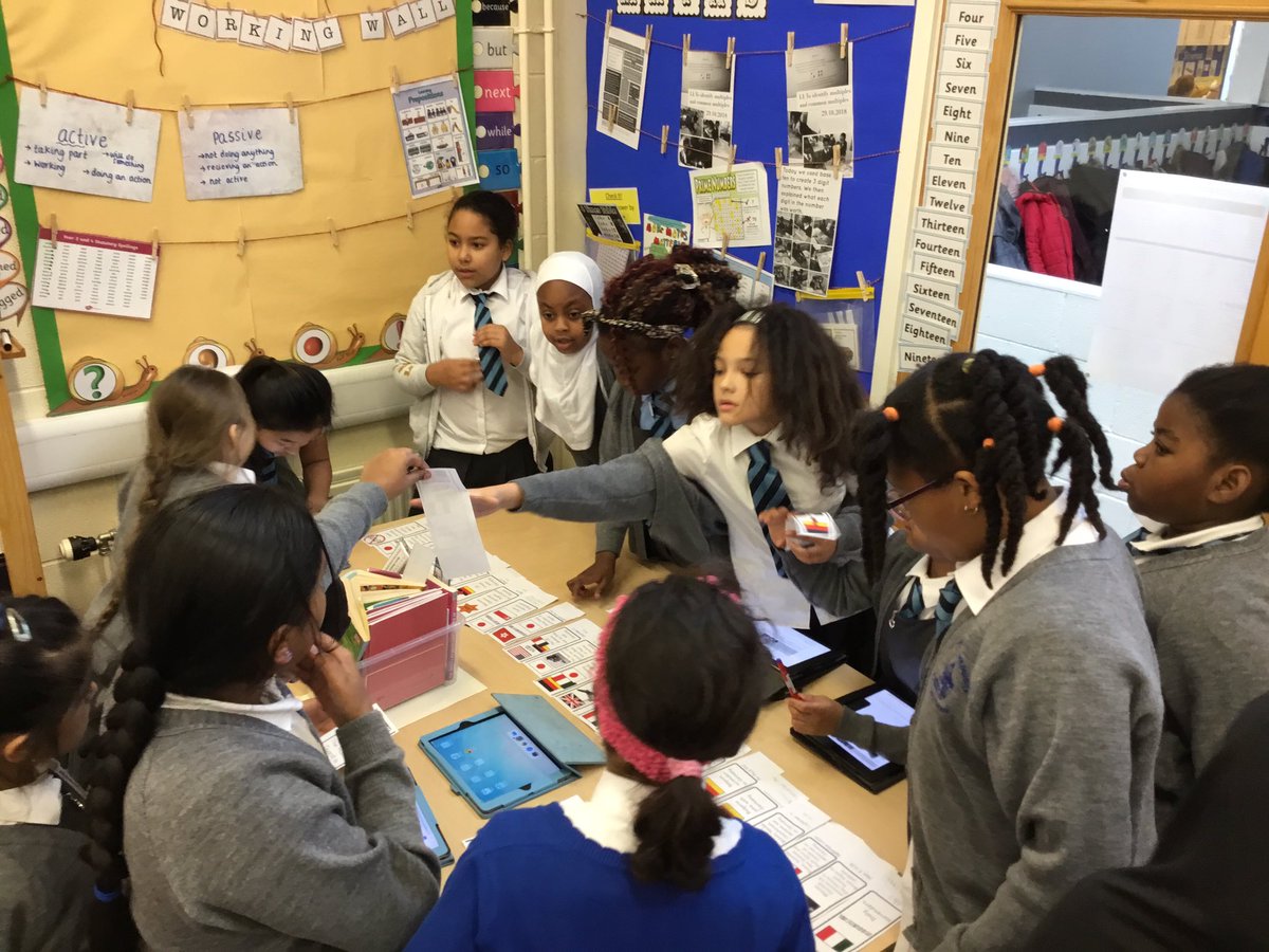 KensingPrimary's tweet image. Nothing like a bit of competition! Using team work and organisation skills to research and order key dates from WW2 in 5H on Thursday! #history #ww2 #computingiseverywhere #mathsiseverywhere #5H1819