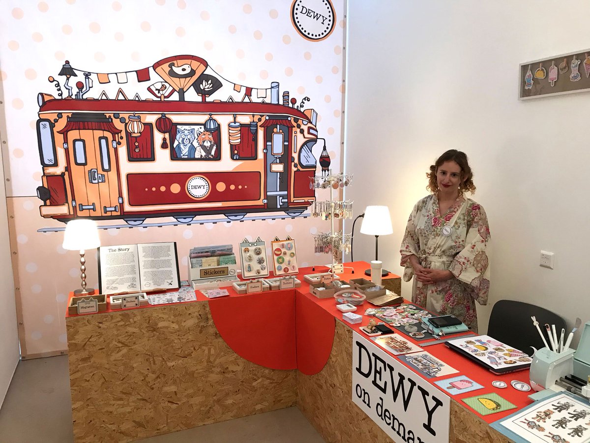In deze video vertelt Dewy Venerius (alumna Docent Beeldende Kunst en Vormgeving <a href="/BreitnerAHK/">Breitner Academie</a>) over haar project waarmee ze is genomineerd voor de AHK Eindwerkprijs, de 'Kawaii Fastfood Collectie en de Foxy &amp; Trash Panda Collectie': bit.ly/2Ozo6ic #ewp18