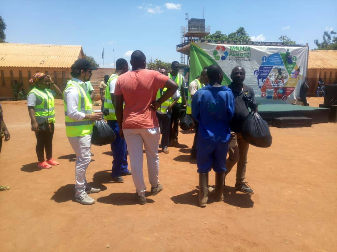 ManjaPamodzi's tweet photo. Today's Bauleni activation in pictures:
#manjapamodzi is in tandem to make Zambia clean, green and healthy through recycling. Hon. Margaret Mwanakatwe was in attendance. Top collectors were awarded with hampers.
#ABInBev #pickdropcare #recycle #Zambia #MakeZambiaClean https://t.co/AS7RmfUBZp