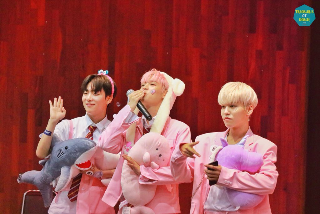 TreasuresOfDawn's tweet photo. 180616 션 효 유 👋🏻 😘 ✌🏻

@WM_ONOFF #효진 #김효진 #ヒョジン #HYOJIN #金曉珍 #TOD #트레져스오브던 #E_TION #U #이션 #유 #창윤 #유토 #イーション #ユー #ユウト #チャンユン #水口裕斗
#온앤오프 #ONF #オンエンオフ https://t.co/Q1bV64JlWa