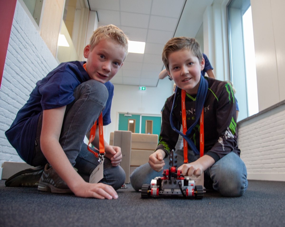 Today 100 enthusiastic future programmers at our <a href="/Devoxx4Kids/">Devoxx4Kids</a> event. It is a great and fun day for helping children to program! <a href="/viaazwolle/">Hogeschool Viaa</a> 

#Devoxx4kids