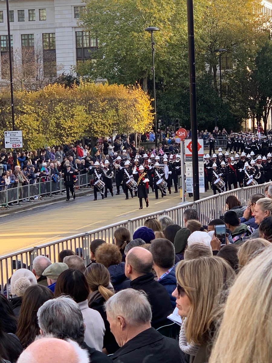 spectaclemakers's tweet photo. And it begins! #LordMayorsShow #LookAfterYourVision https://t.co/TN5O3XYUqh