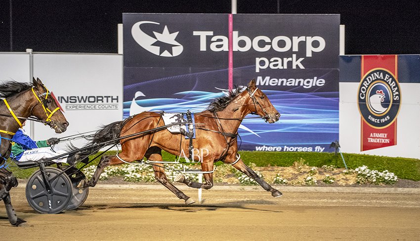ashbrennanphoto's tweet photo. CASH N FLOW NZ cracks $150,000 in earnings taking out the Group 3 Kevin Robinson FFA for Craig Cross and @lukeamccarthy #TheTrots https://t.co/KwJL9xM6dB