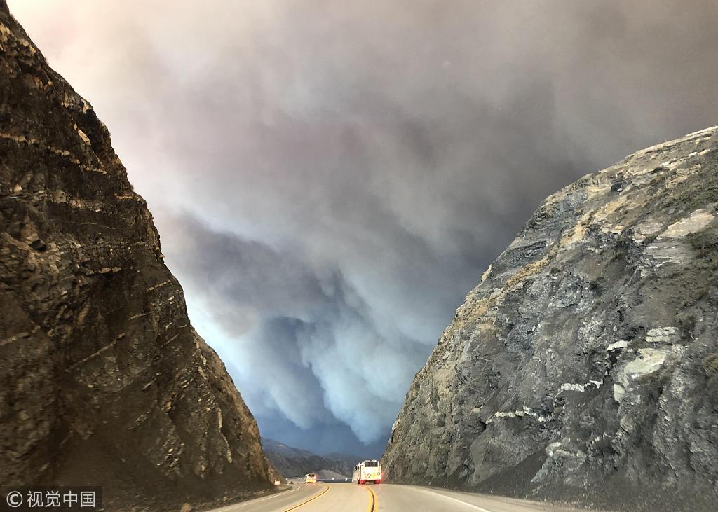 ChinaDaily's tweet photo. Massive wildfires is raging across California, the US. #CaliforniaFires https://t.co/7rw9mMZ9kW