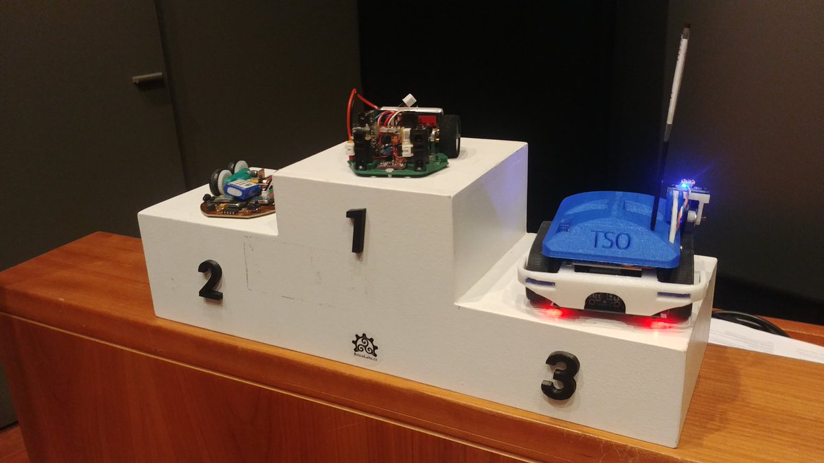 OPRobots's tweet photo. A LA TERCERA HA SIDO LA VENCIDA!!
#ZoroBot2Y por fin completa el laberinto de la @OSHWDem y consigue alzarse con la victoria seguido muy de cerca por #Perenquen de @supernudo! https://t.co/2Uw7y1Xvll
