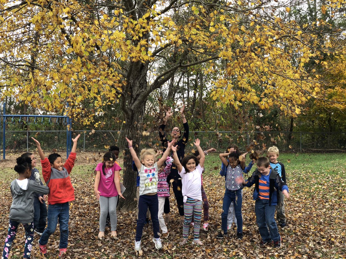 mrsmeredithclay's tweet photo. Happy FALL from my class to yours! 🍂 🍁 #HickorySchools #recessview #familyphoto #2ndgradeSW @hickoryschools https://t.co/fd9uLTm24N