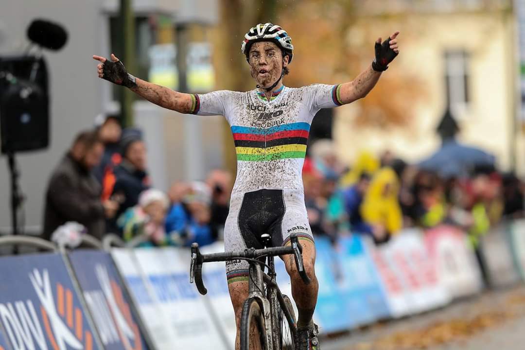 Samen met het crossweer kwam ook <a href="/Sannecant/">Sanne Cant</a> boven water! 🙌  Ze pakte in Niel haar tweede overwinning van het seizoen. Lees haar reactie op onze website: ikoenertherm-beobank.be/nl/single-news… #ikobeobank #ikopushinglimits #SC
📷: Photopress.be