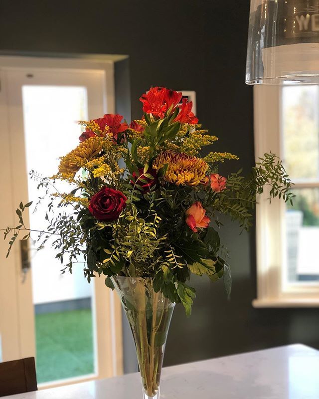 BeauProperty's tweet image. Did anyone else get the most beautiful flowers from @freddiesflowers last week? These are 8 days in and still going strong, absolutely love them. Have a great Saturday evening everyone we are off to the @thetwenty_six for dinner with friends. ift.tt/2PlNuxu