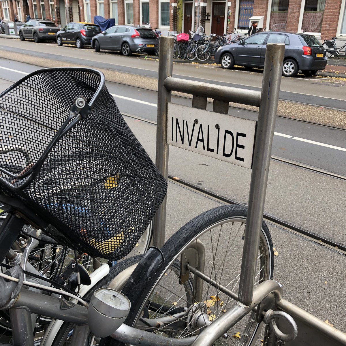 “Une personne invalide ne peut pas faire de vélo”.En France ne réserve que des places voiture pour les invalides (les places GIG GIC). Amsterdam a une autre vision du handicap: elle réserve aussi des arceaux à vélo aux invalides.   #inclusivité