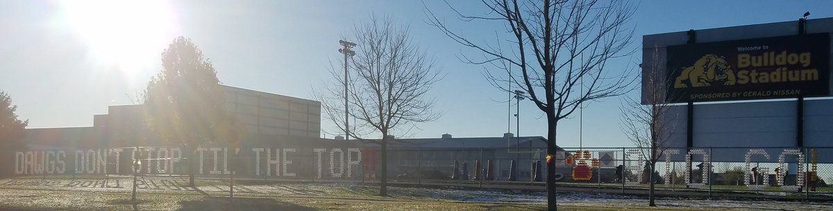 gina2723's tweet photo. Game day! Go Bulldogs!!🐾❤🏈🐾💛🏈 https://t.co/B7iJ0QbwKU