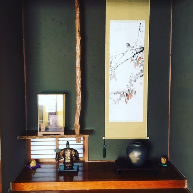 Tokonoma (japanisch 床の間 toko[1]-no-ma[2] deutsch wörtlich: Bettnische) ist ein essenzielles Element der traditionellen japanischen Architektur. In unseren Ferienhäusern haben wir natürlich welches!