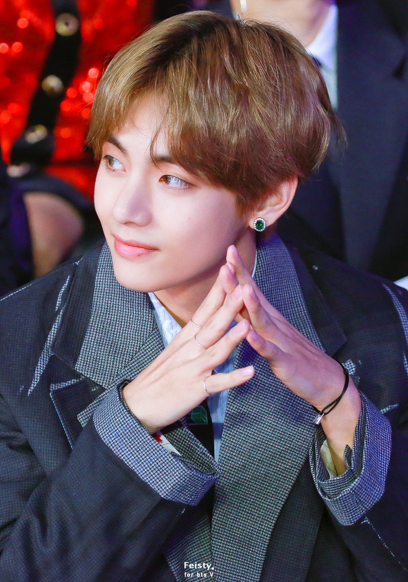 feisty951230's tweet photo. 181106 MGA The real prince #뷔 #태형 #방탄소년단 #BTS https://t.co/ubETHXJmVo