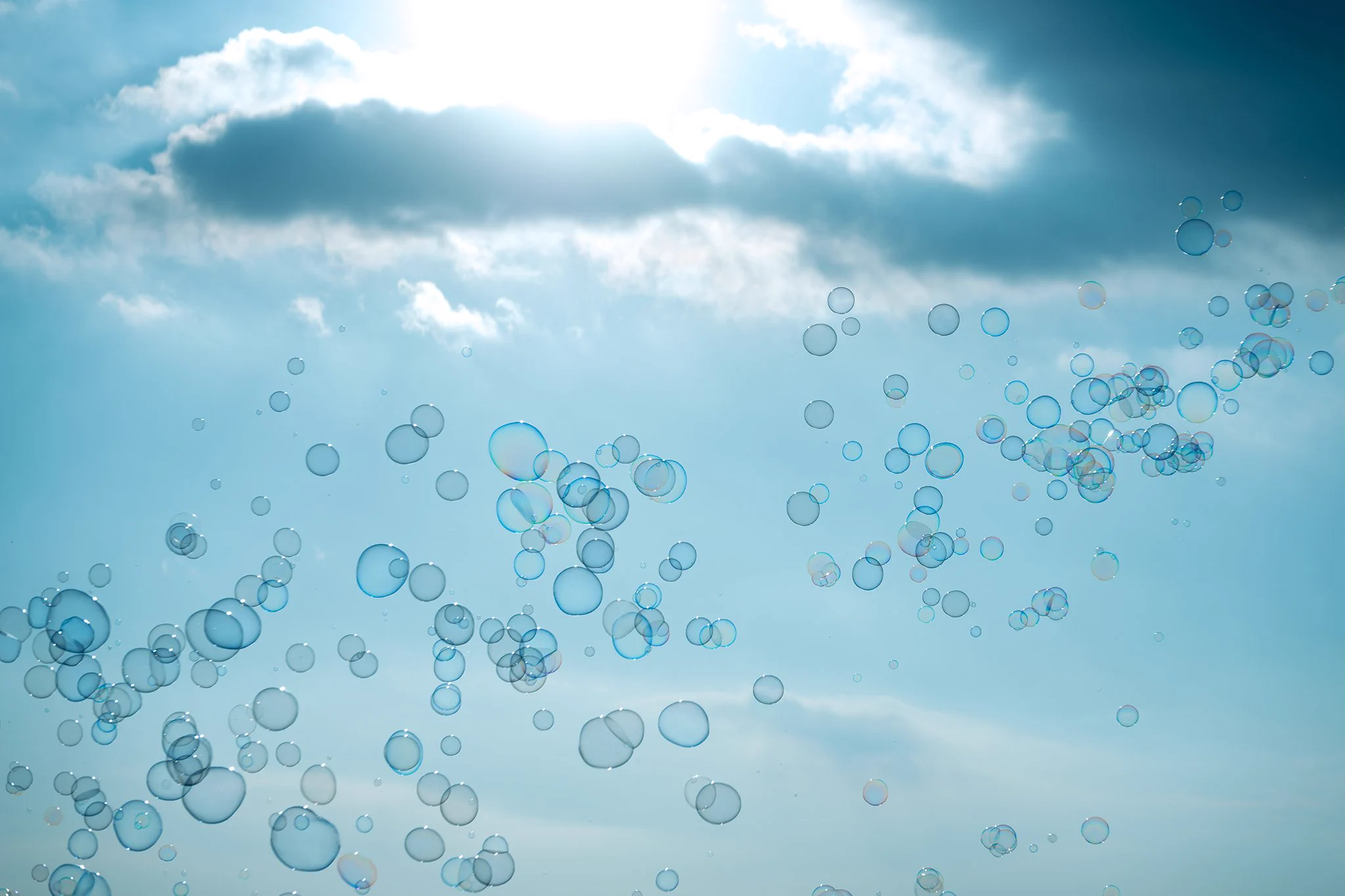 空にクラゲが浮いているみたい…と感じるような、シャボン玉です！！