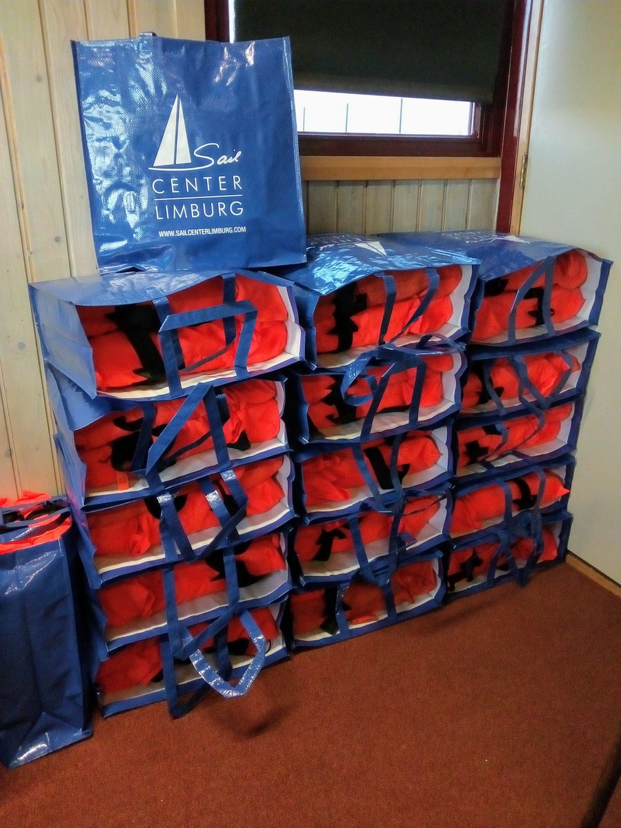 Onze reddingsvesten staan al mooi verpakt klaar voor het volgende seizoen. Bedankt Van Heister voor de mooie tassen!