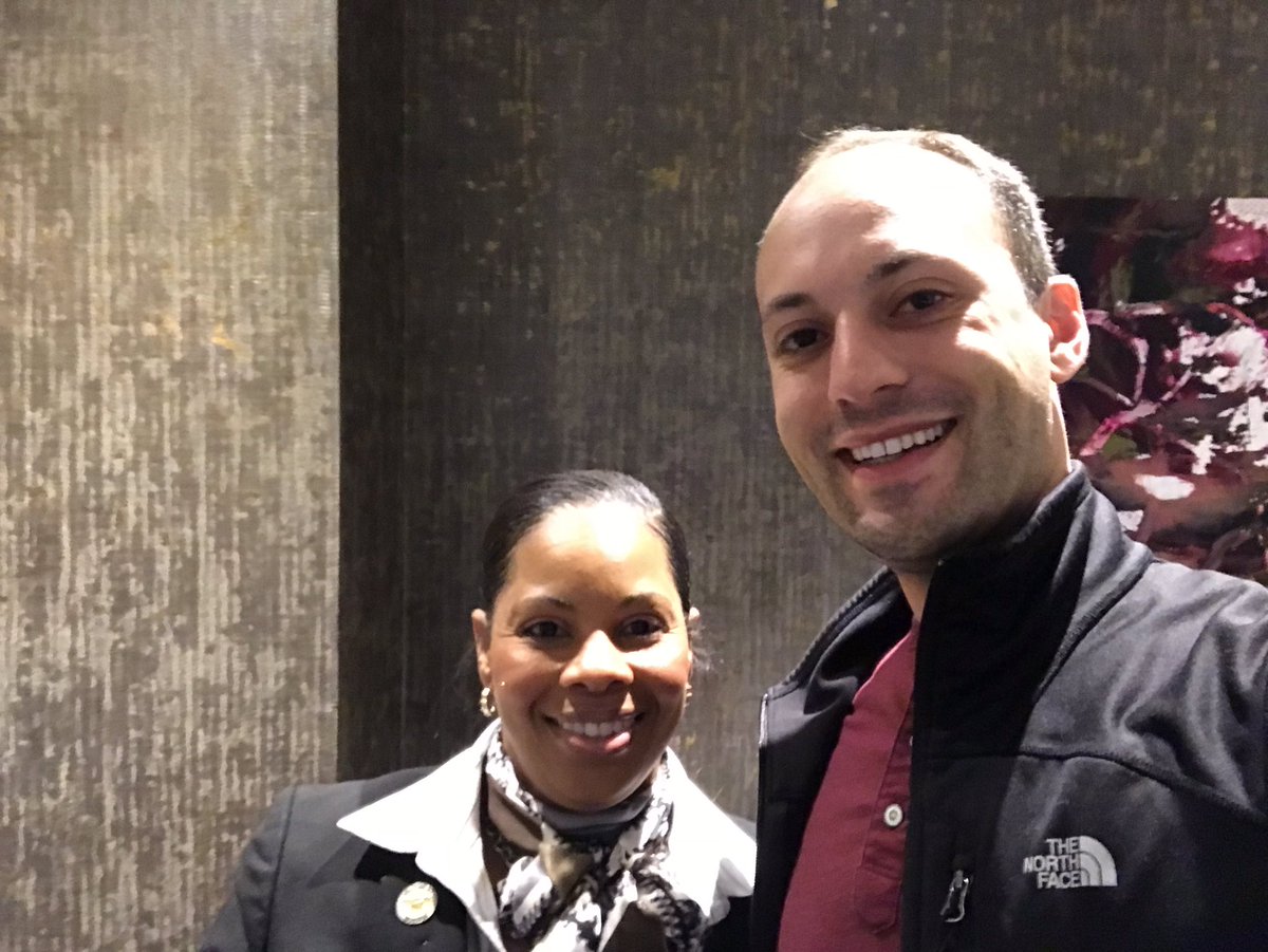 Passing through IAH from a work trip to South America and ran into our lovely Sharon M. on her 25th UA anniversary! Thank you for all that you do and the energy you bring to the Premium Services team every day! @thanhyves @RMcNuttUA @Meeshrene @weareunited #BeingUnited