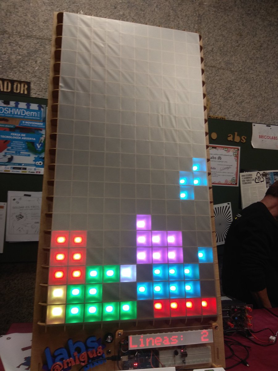 Havia muitas cousas, mas ainda mais gente, o que dificultava poder ver-las. Um pouco agobiante. Ainda assim o que mais me molou da <a href="/OSHWDem/">OSHWDem @ A Coruña</a> foi este tetris gigante. Também puidem ver o <a href="/mClonRobot/">mClon</a> em directo 👌👌