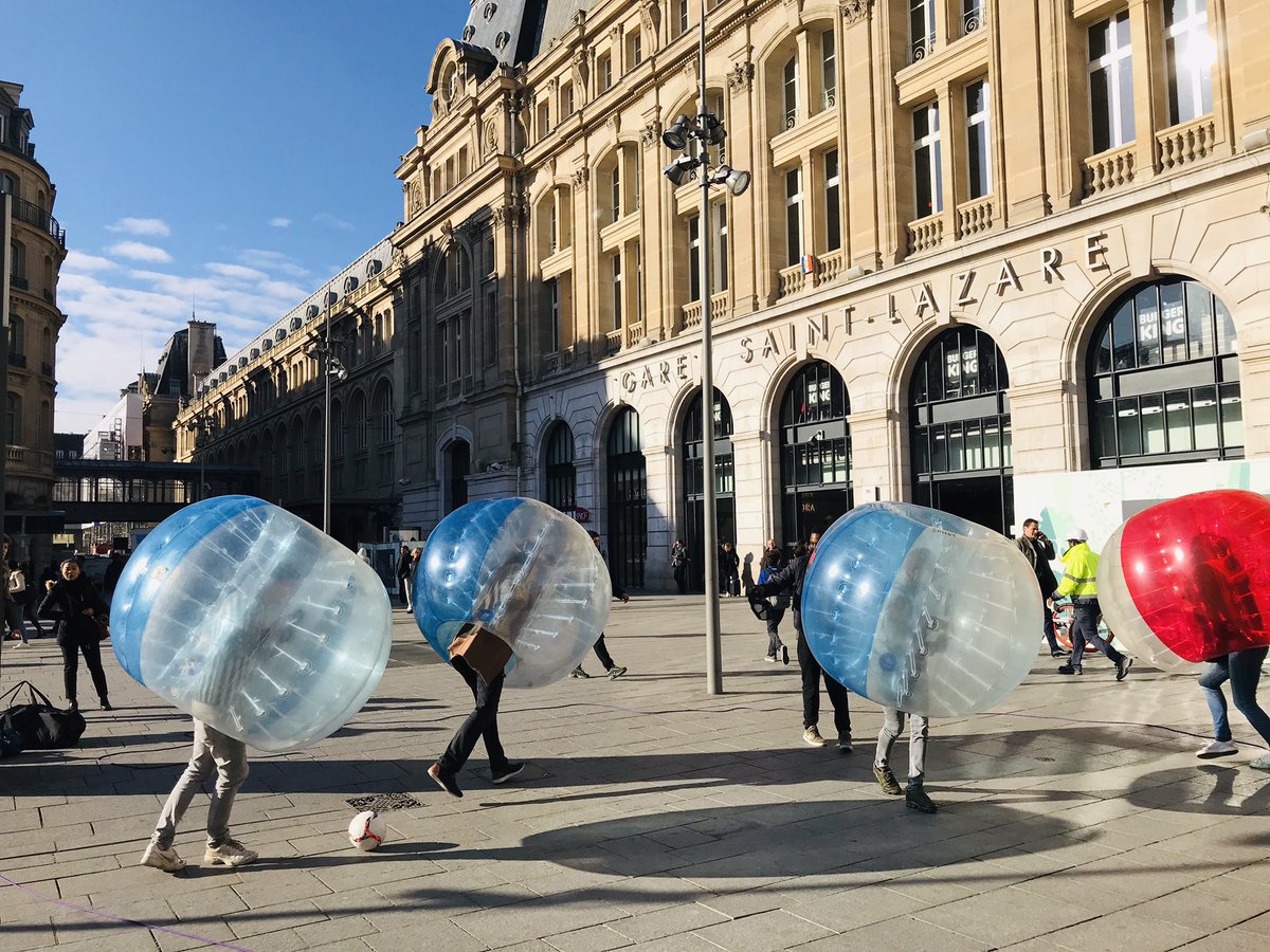 MBNW_'s tweet photo. On est même allé jouer au #BubbleFoot à Gare Saint Lazare pour détendre un peu ce noeud de connexion. On manque pas d’air nous a dit la sécurité. @IntripidParis @BFMParis @MonsieurPierre @PascalSamama @LeParisien_75 @20minutesparis @FondationSNCF @PSG_inside #GrandParisForAll https://t.co/qjUEjztixc