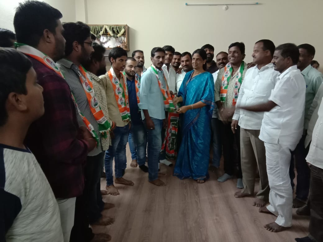 ఈ రోజు మహేశ్వరం నియోజకవర్గం, బడంగ్ పేట్ మున్సిపాలిటీ, బాలాపూర్ గ్రామం నుండి వివిధ పార్టీలకు చెందిన యాభై మంది యువకులు కాంగ్రెస్ పార్టీ లో చేరారు. #SabithaIndraReddy #Maheshwaram