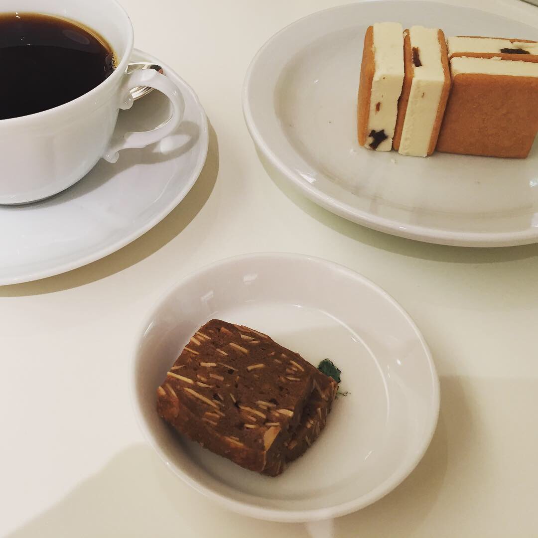 Mai V Twitter 帯広の六花亭本店の喫茶室 18 10 28 マルセイアイスサンドおいしい 季節限定マロンパイも 紅茶はポットがうれしい コーヒーはクッキー付きでおかわりも可 北海道カフェ 帯広カフェ 帯広スイーツ 六花亭本店 子連れカフェ北海道