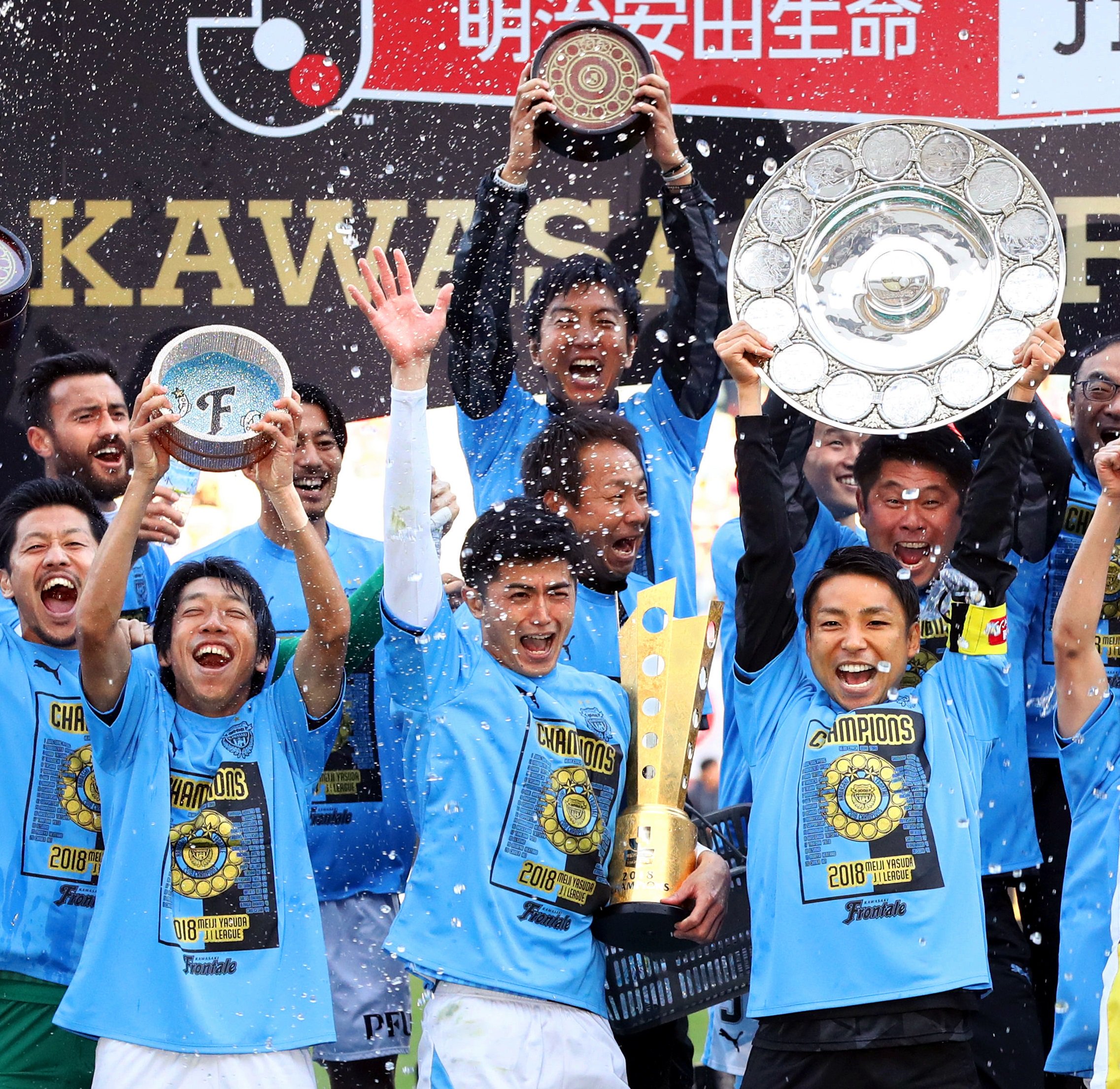朝日新聞公式インスタグラム Ar Twitter 優勝シャーレを掲げ喜ぶ川崎フロンターレの選手たち 川崎フロンターレ フロンターレ 風呂桶 Frontale Paintitblue Kawasakifrontale T Co Ismjr9tzin Twitter
