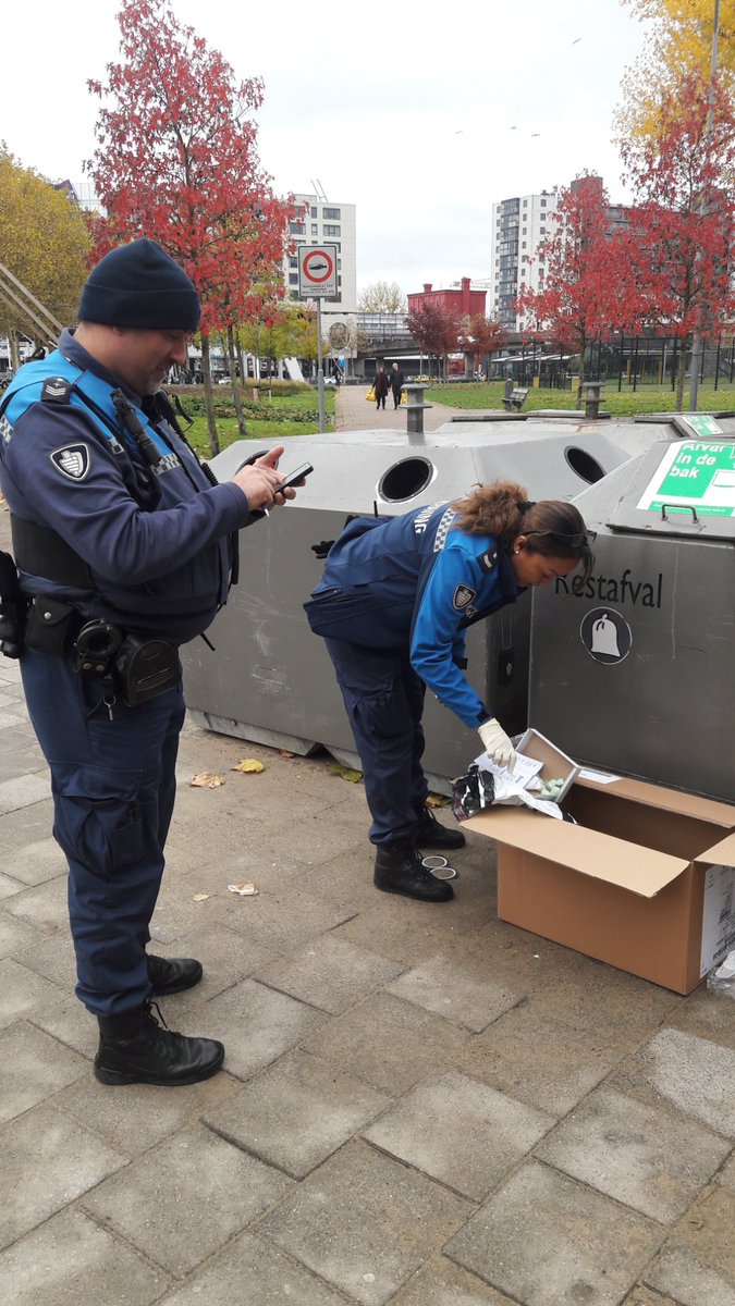 Vervuilers pakken we aan! Vandaag meegelopen met actie in de Tarwewijk: handhaven op afval geplaatst naast containers. Mooie samenwerking tussen collega's cluster Zuid en Handhavingsteam Schoon.<a href="/Stadsbeheer010/">Stadsbeheer010</a> @stadswachtZ