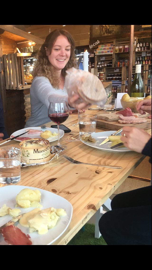 Assiette_AA's tweet photo. #teambuilding @Assiette_AA #montdor 🧀 chaud avec 🥔🍖 excellent ! @villedenevers #directproducteur #100🇫🇷 https://t.co/EEc8u9NMDa