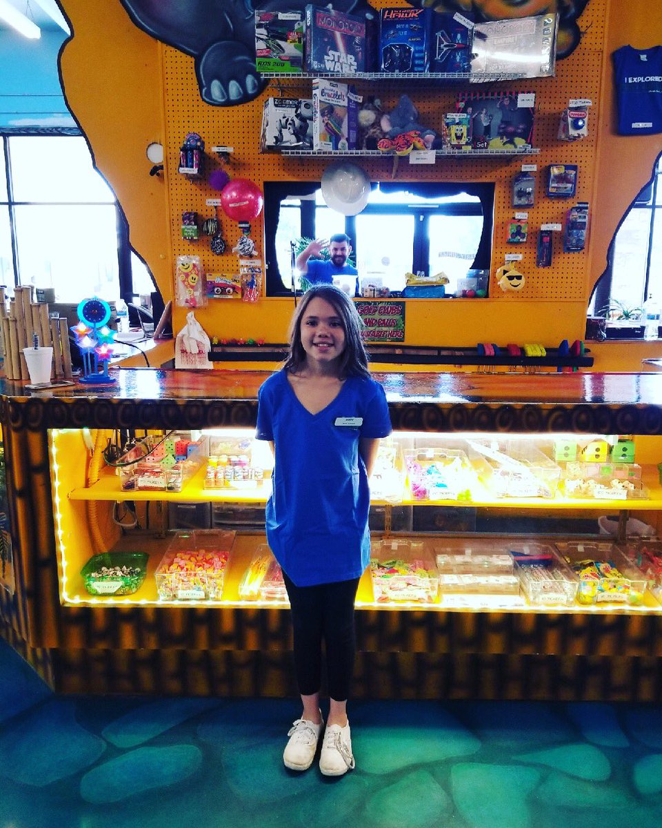 PartyJungleAZ's tweet image. Meet Zoey. She is working our redemption counter today! #partyjungle #phoenixwithkids