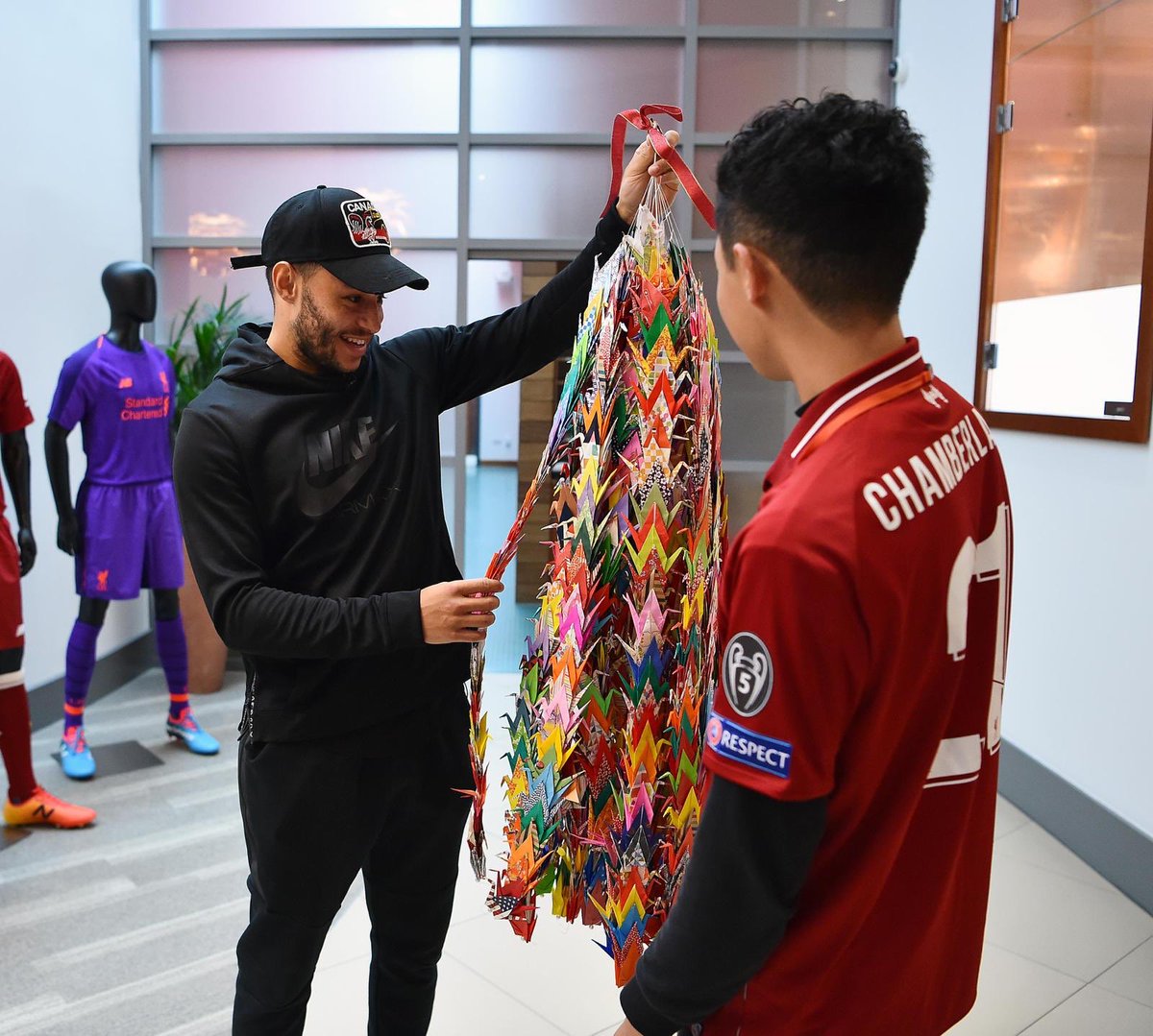 Alex_OxChambo's tweet photo. Big thank you to the fans from the @LFCjp supporters club that took time to make and send me messages of support in over 1000 origami!Truly humbled. Big shout out to my boy Yujiro as well for flying in to gift it to me. Things like this blow my mind! Arigatōgozaimashita 🇯🇵 #YNWA https://t.co/hLYoJIa04U