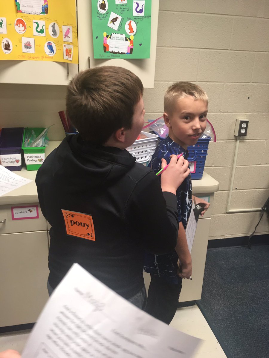 AWMO4thGrade's tweet image. Find someone who....plural noun review! One of our favorite ways to move around the room and work with classmates 📝 #grammarfun