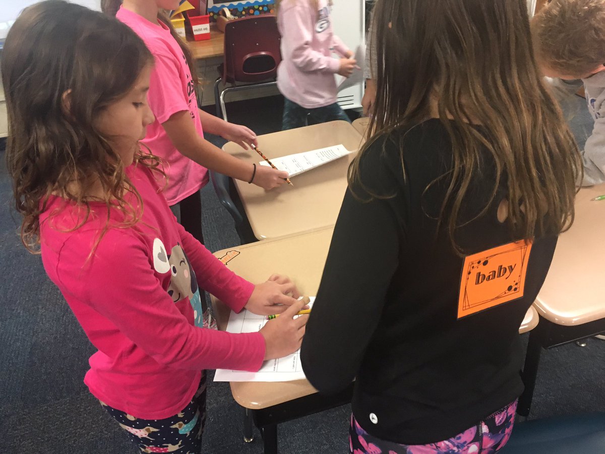 AWMO4thGrade's tweet image. Find someone who....plural noun review! One of our favorite ways to move around the room and work with classmates 📝 #grammarfun