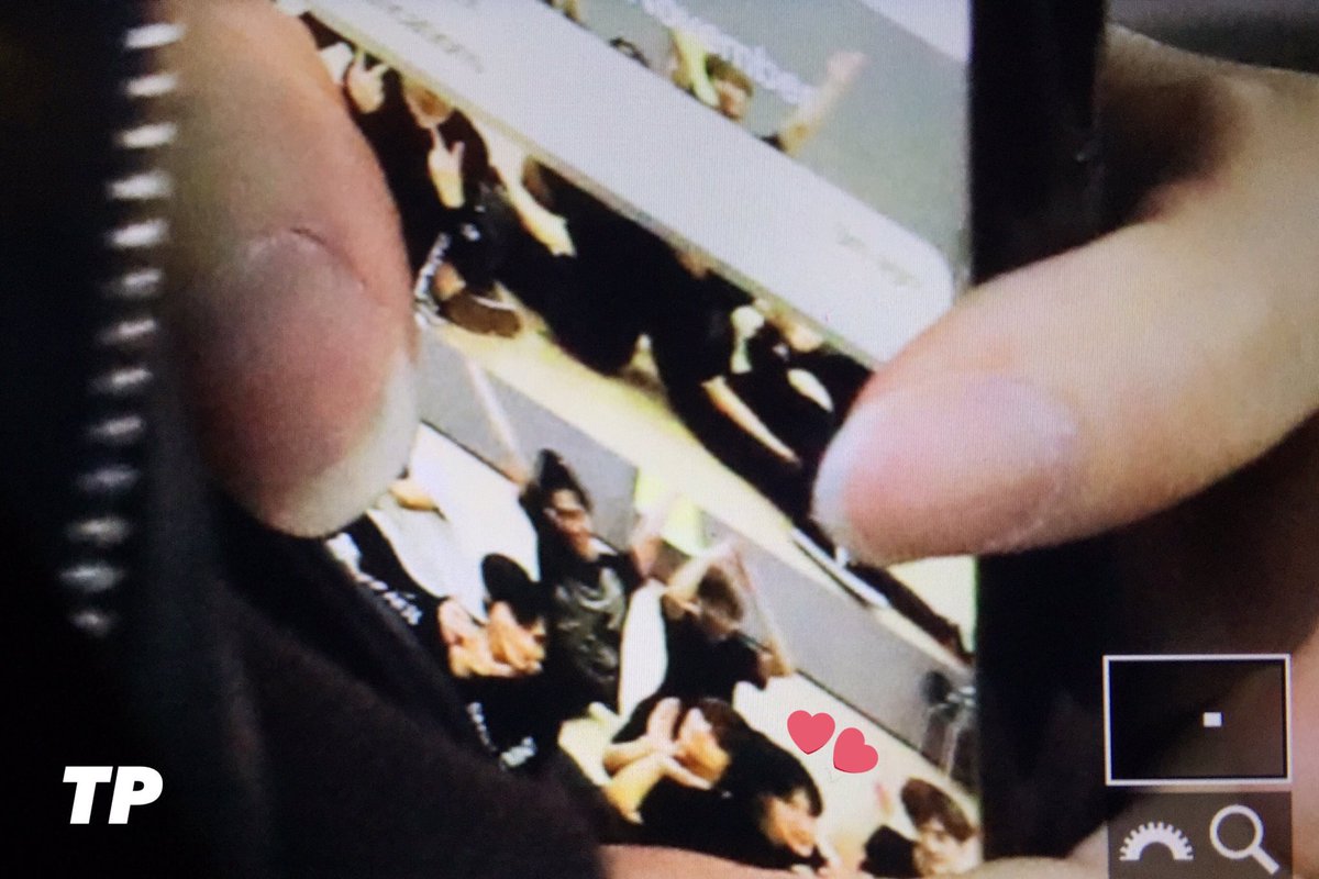 yangfluous's tweet photo. La primera son Lucas y abajo yangyang,los de la segunda muestra atrás a xiao jun y winwin, delante de ellos kun y ten y en el borde hendery https://t.co/uHxEfsBpQP