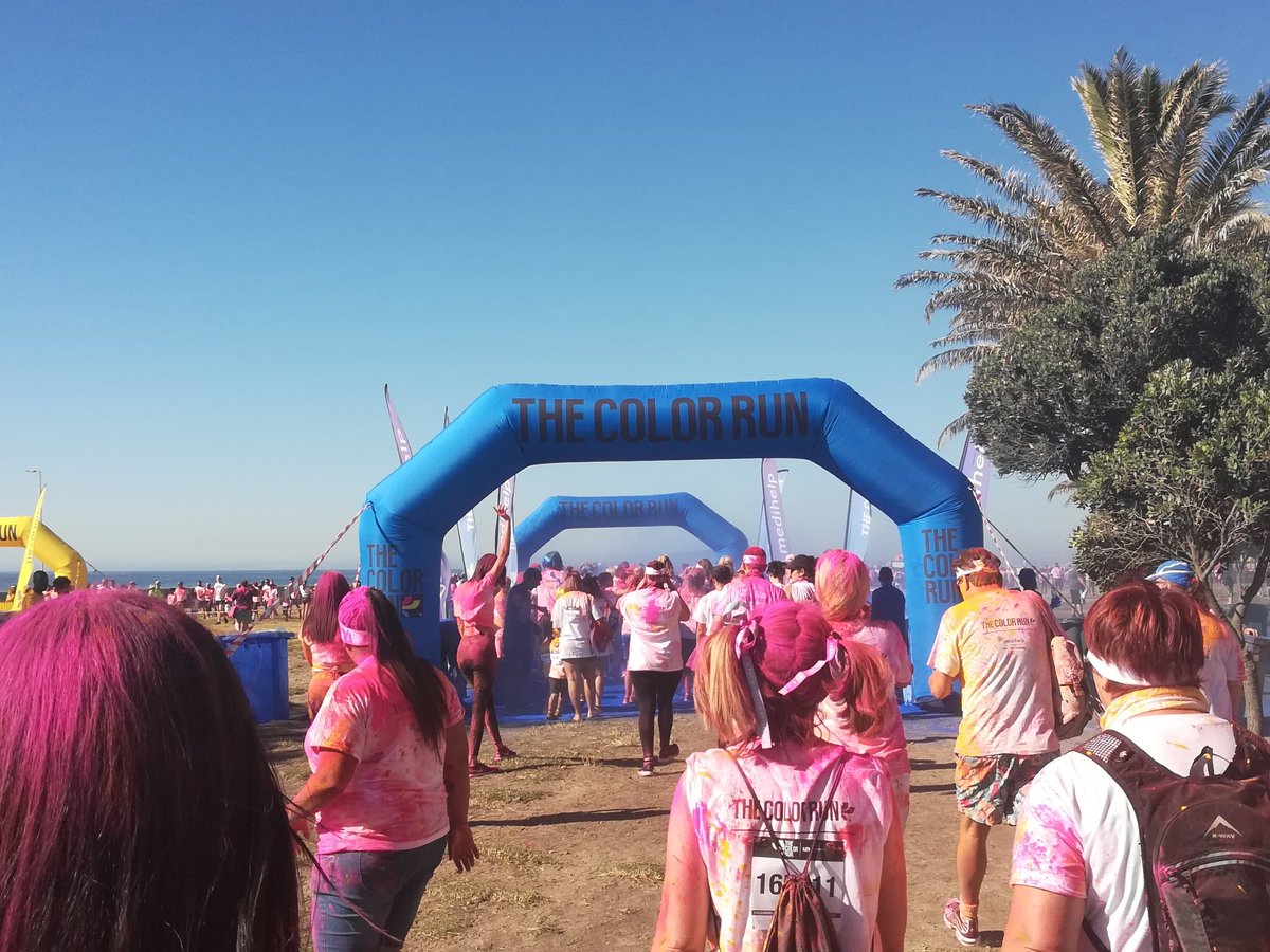 thenixifier's tweet image. My favorite color! 💙💙💙💙Someone got slapped with some red colour 😃🌈
#thehappiest5k #thecolorrunsa #medihelpfun #moreclowning #capetown #southafrica #igerscapetown #igerssouthafrica #love #happiness #funtimes #happiness #smiles #color #thecolorrun