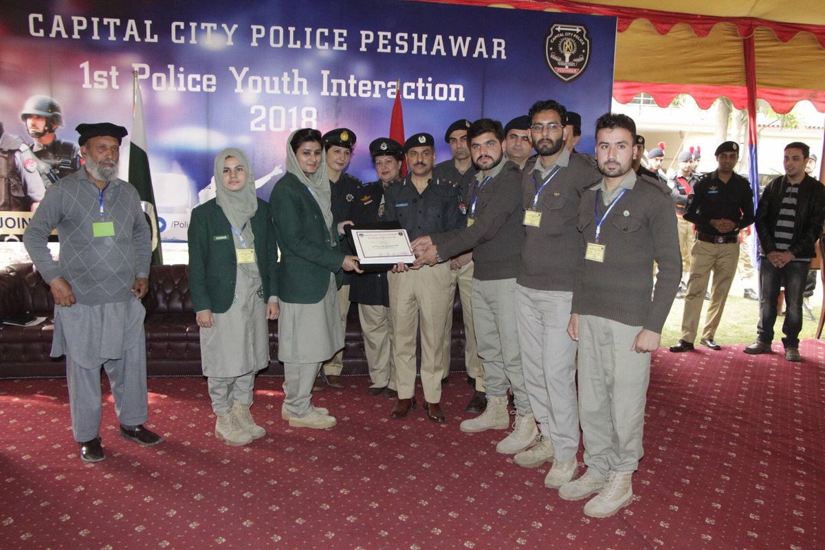 PeshawarCCPO's tweet photo. Students of different Colleges and Universities attended the 1st ever Police Youth Interaction session in Police Lines #Peshawar organised by Peshawar Police to interact with the students. The students and faculty members received Certificates from KP Police

#PYIPeshawar https://t.co/JkY2H5c0Wu