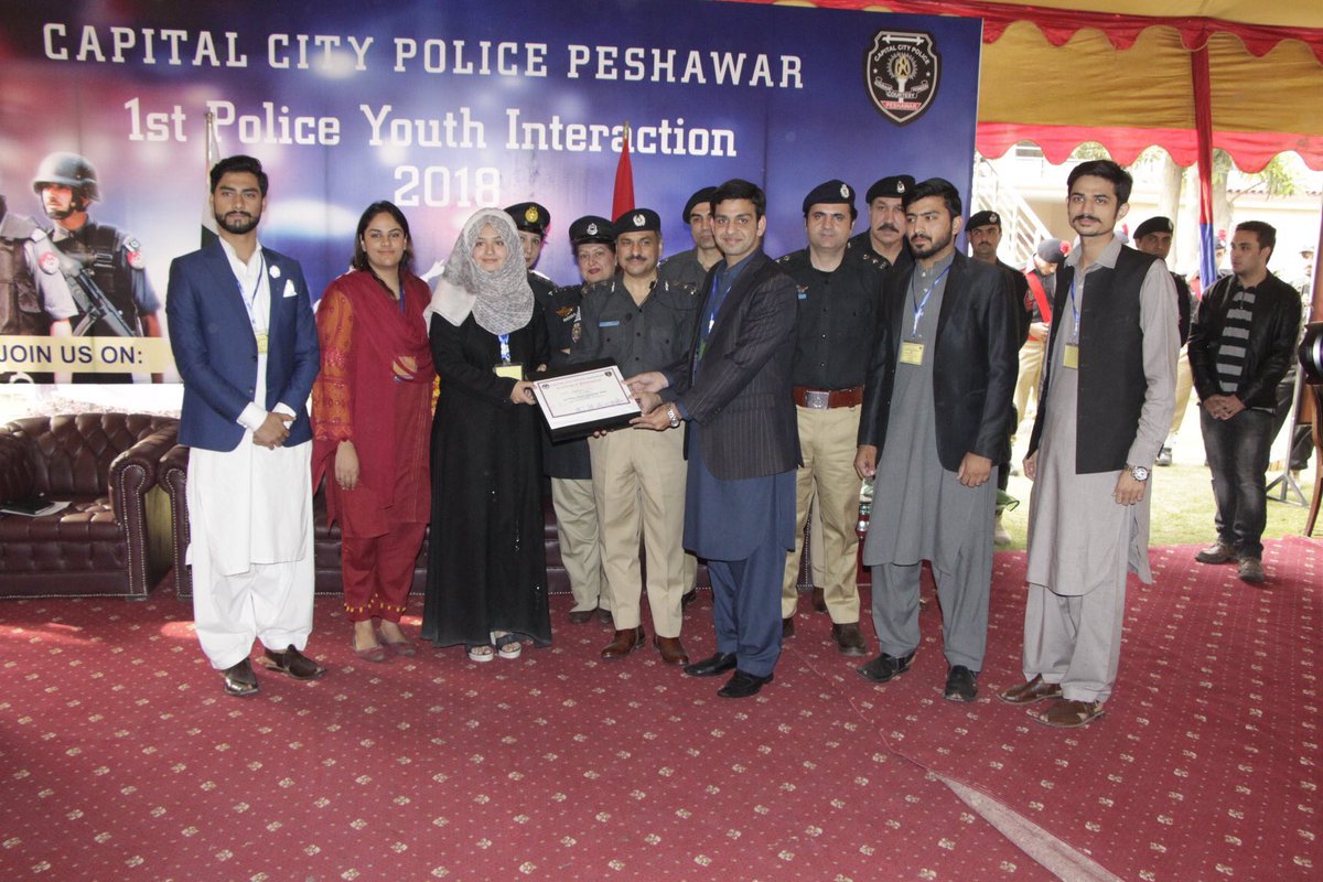 PeshawarCCPO's tweet photo. Students of different Colleges and Universities attended the 1st ever Police Youth Interaction session in Police Lines #Peshawar organised by Peshawar Police to interact with the students. The students and faculty members received Certificates from KP Police

#PYIPeshawar https://t.co/JkY2H5c0Wu