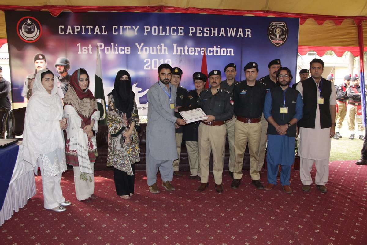 PeshawarCCPO's tweet photo. Students of different Colleges and Universities attended the 1st ever Police Youth Interaction session in Police Lines #Peshawar organised by Peshawar Police to interact with the students. The students and faculty members received Certificates from KP Police

#PYIPeshawar https://t.co/JkY2H5c0Wu