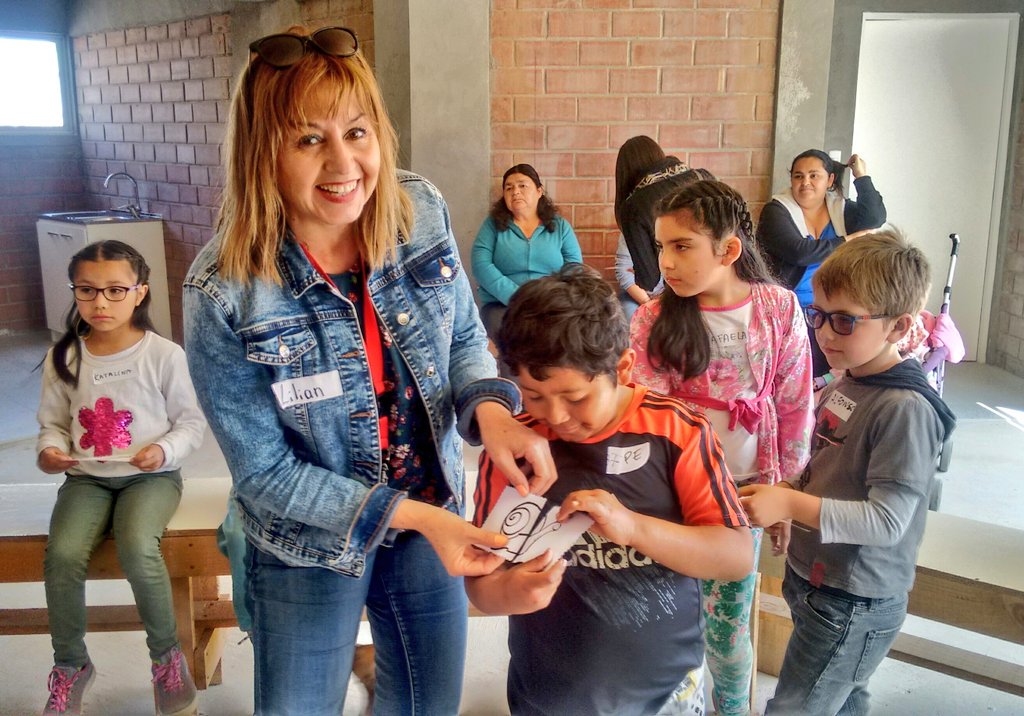 SenameCoquimbo's tweet photo. Junto a @OPDLasCompanias y @ServiuCoquimbo estamos desarrollando el taller "Encuentro de Niñ@s por Mi Barrio" de la población Bicentenario I https://t.co/joFB97BenT