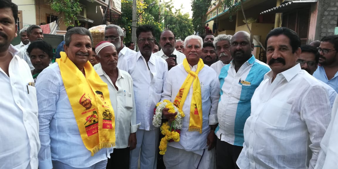 NandyalaVarada2's tweet photo. #NVRR
#ప్ర���ా సమస్యల పరిష్కారమే ధ్యేయంగా నగరదర్శిని కార్యక్రమం నిర్వహిస్తున్నామని ప్రొద్దుటూరు మాజీ శాసనసభ్యులు తెలుగు దేశం పార్టి ఇంఛార్జి నంద్యాల వరదరాజుల రెడ్డి గారు తెలిపారు ఈ సందర్భంగా ప్రొద్దుటూరు పట్టణంలోని 15వ వార్డులో ఆయన నాకులాతో కలసి పర్యటించడం జరిగింది. https://t.co/dCEjNAHyyE