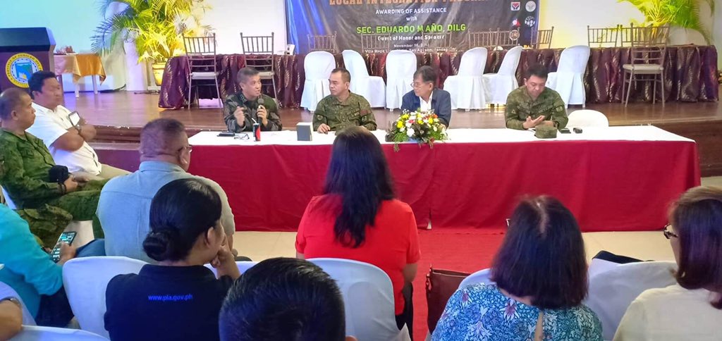 pio_sdsppo's tweet photo. PSSUPT FRANCISCO D DUNGO JR, SDSPPO Provincial Director, attended the 3rd Provincial Peace and Order Council Meeting presided by the Provincial Administrator Efren C Rivas and attended by the members of SDS-PPOC and other stakeholders held at Villa Maria Luisa Hotel Tandag City. https://t.co/9yvQDdi0Cl