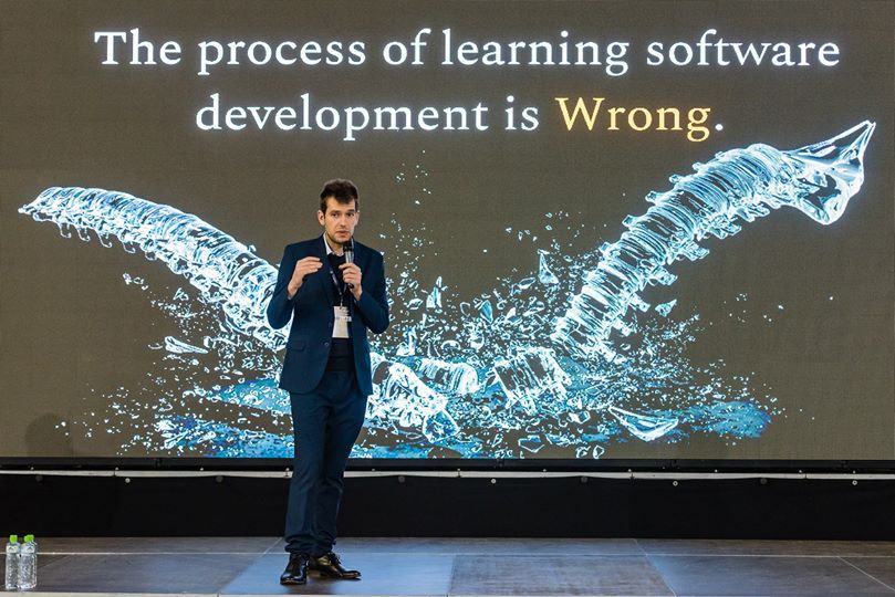 Aurelian Victor Cotuna (Arktech) on what is the right technology when starting your career. Language is just a way of expressing your solution to real problems. 
 #Java #TechJam #TechFest #Flutter #Fucsia